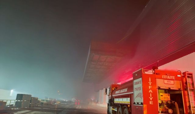 Osmaniye'de piliç kesimhanesinde çıkan yangına müdahale ediliyor