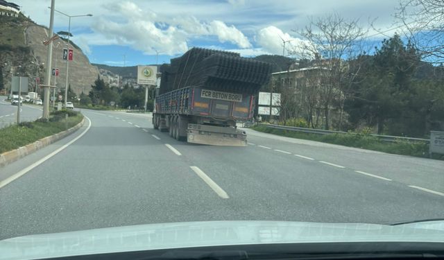 Hatay’da Tırlar Kapasitesinden Fazla Yük Taşıyor !