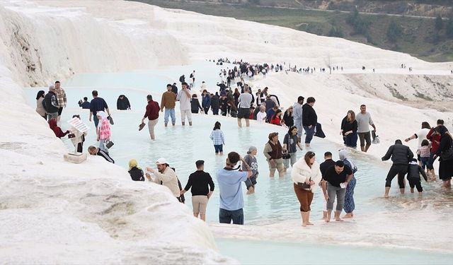 Turizm merkezi Pamukkale'de bayram yoğunluğu yaşanıyor