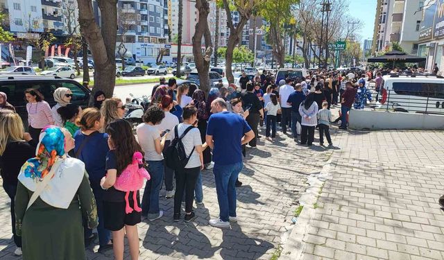 Adana'da 100 TL'lik ürün izdihamı