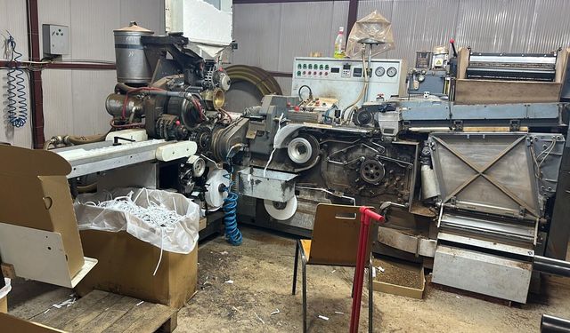 Adana'da geri dönüşüm tesisi görünümlü fabrikada kaçak sigara üreten 2 zanlı tutuklandı