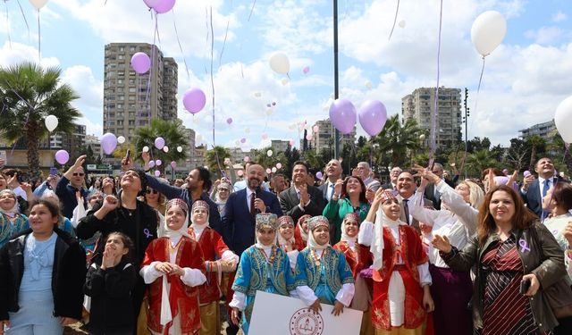 Adana'da gökyüzüne mor balonlar bırakıldı