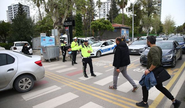 Adana'da polis ekipleri trafik denetimi yaptı