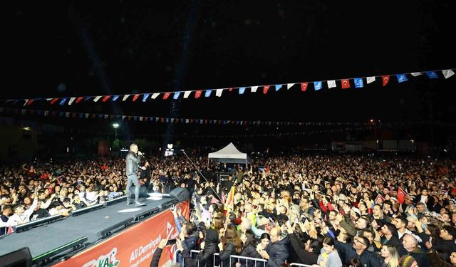 Adana'da yağmur altında Haluk Levent coşkusu