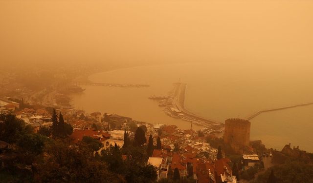Afrika'dan gelen çöl tozu sonucu bazı iller turuncuya büründü