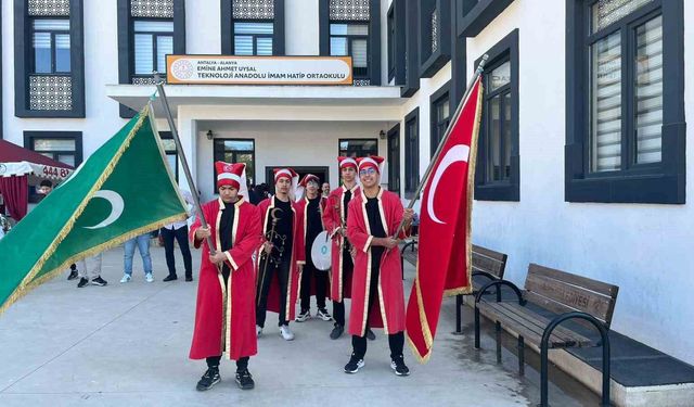 Alanya'da 5 ülkeden 97 öğrenci mehter marşlarıyla karşılandı