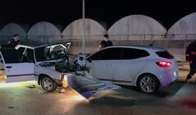Antalya'da iki otomobilin kafa kafaya çarpıştığı kaza kamerada: 1 ölü