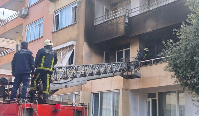 Antalya'da itfaiye ekipleri yangında baygın buldukları kediyi kalp masajıyla hayata döndürdü