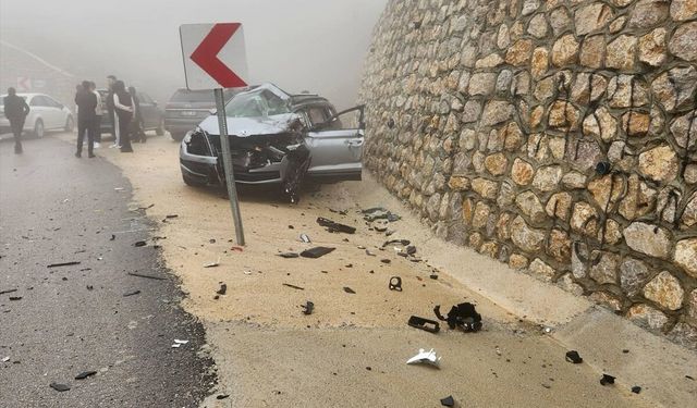 Antalya'da tır ile otomobilin çarpıştığı kazada 1 kişi öldü, 3 kişi yaralandı