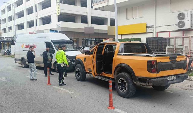 Aracına çarpan kamyonet için polis çağırdı hatalı parktan ceza yedi