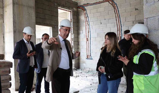 Başkan Yapar, Akasya Mahallesinde yapımı devam eden sosyal tesisi inceledi