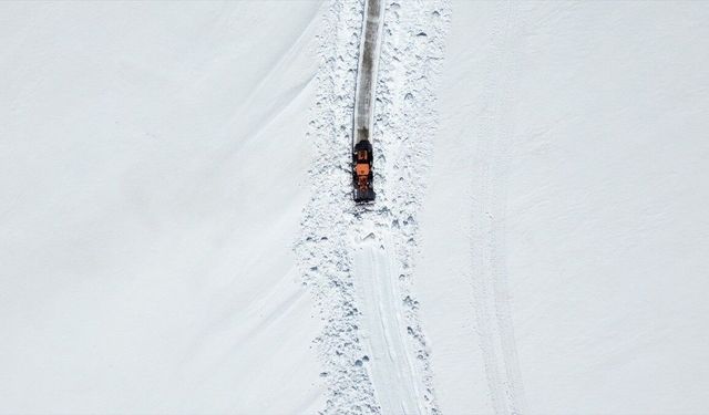 Bayburt'un yüksek kesimlerinde karla mücadele çalışmaları devam ediyor