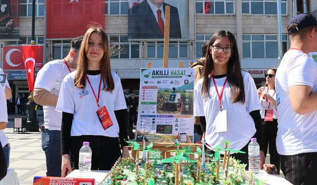 Burdur Öğrenci Teknoloji Festivali, Türkiye'nin ilk astronotu Alper Gezeravcı'nın katılımıyla düzenlendi