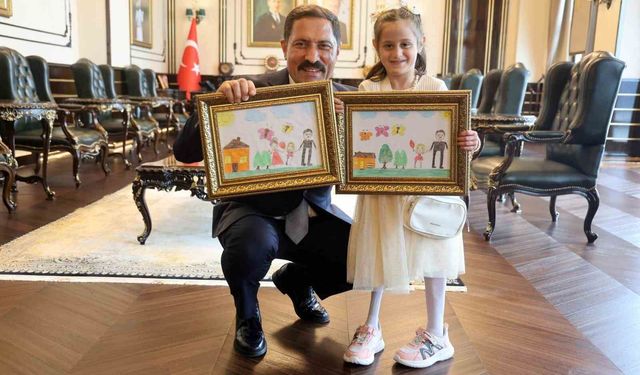 Depremde ailesini ve bacağını kaybeden küçük kızın çizdiği resimdeki protez bacak detayı duygulandırdı