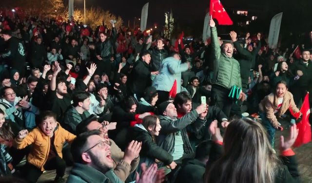 Dev ekrandaki bitiş düdüğüyle Antalya'da bayram havası esti