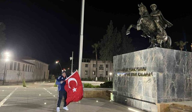 Dünya Kupası sevincini kent meydanında tek başına göz yaşları içerisinde yaşadı