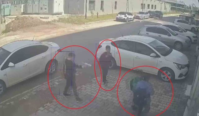 Ellerindeki oyuncak silahla 11 yaşındaki çocuğun önünü kesen 3 akranı para istedi