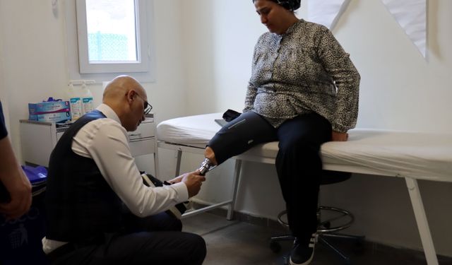 Enkazdan Çıkarılan Hataylı Depremzede Protezle Ayağa Kalktı