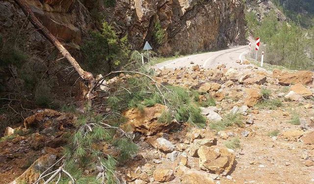 Feke-Saimbeyli kara yolu ulaşıma kapandı