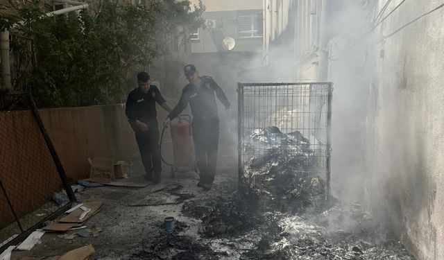 Feke'de atıkların toplandığı alanda çıkan yangını polis söndürdü