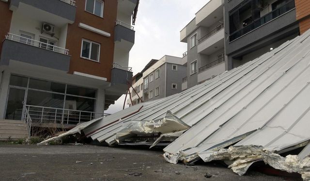 Fırtınanın uçurduğu çatı araçlara zarar verdi: O anlar kamerada