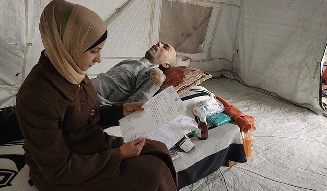 Gazze'de sözde yardım noktasında başından vurularak felç olan Raid, acılar içinde kıvranıyor