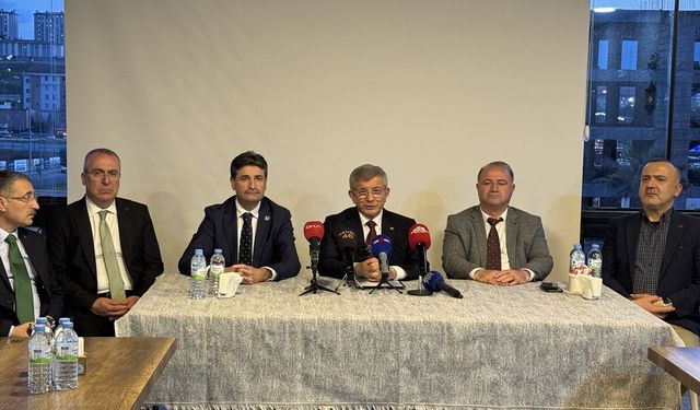 Gelecek Partisi Genel Başkanı Davutoğlu Kahramanmaraş'taki saldırıda hayatını kaybedenlerin ailelerini ziyaret etti