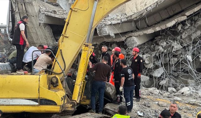 GÜNCELLEME - Kahramanmaraş'ta 5 katlı otoparkın yıkımı sırasında iş makinesi enkaz altında kaldı