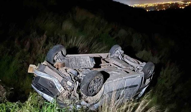 Hafif ticari araç, antik kent girişinde şarampole yuvarlandı: 2 yaralı