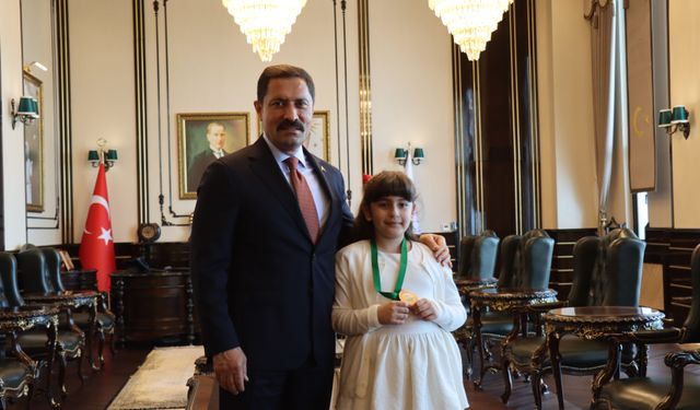Hatay Valisi Masatlı, Uluslararası İngilizce Olimpiyatı'nda 3'üncü olan şehit kızını ağırladı