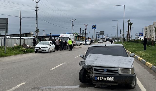 Hatay'da 2 otomobilin çarpışması sonucu 1 kişi yaralandı