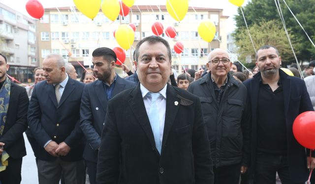 Hatay'da otizmli çocuklar gökyüzüne renkli balonlar bıraktı