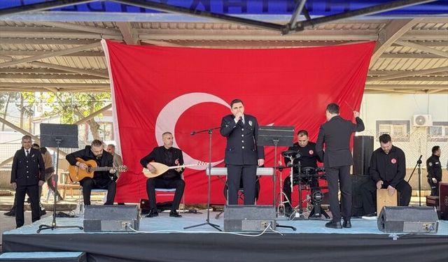 Üniformanın Ardındaki Ezgiler: Hataylı Polisler Sahneye Çıktı, Gönülleri Fethetti