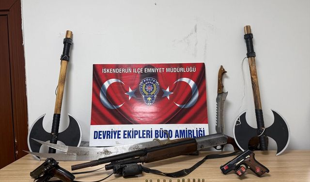 Hatay'da Balkonuna Silah ve Kesici Alet Asan Kişi Yakalandı!