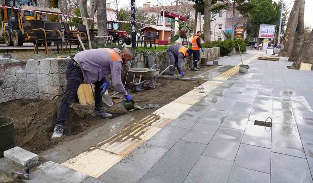 Isparta'da Atatürk Parkı altındaki kaldırım yenileniyor