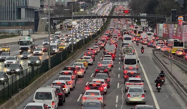 İstanbul'da akşam saatlerinde trafik yoğunluğu yüzde 83'e yükseldi