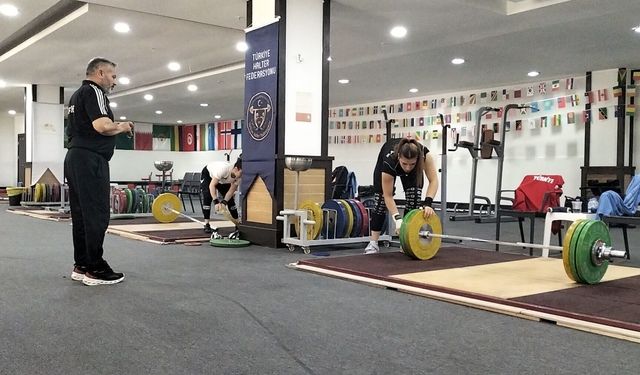 Kadın halterciler Avrupa Şampiyonası'na Antalya'da hazırlanıyor