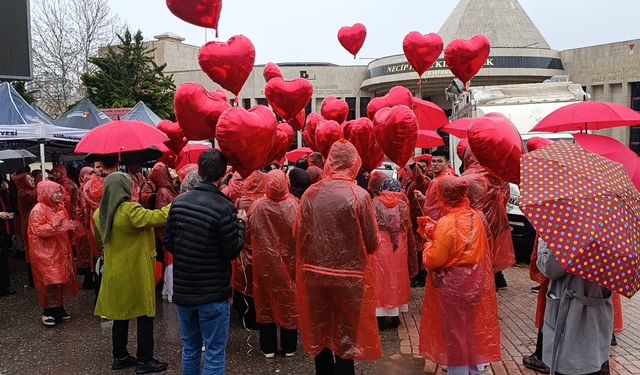 Kahramanmaraş'ta kalp balonlarıyla otizme dikkat çekildi