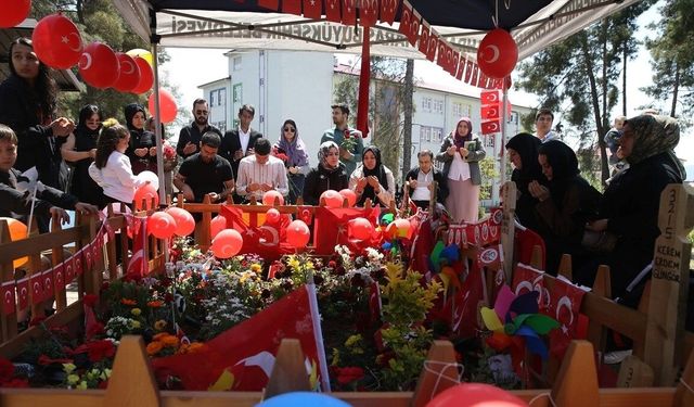 Kahramanmaraş'ta okul saldırısında hayatını kaybeden çocuklar 23 Nisan'da mezarları başında anıldı