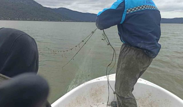 Kovada Gölü'nde kaçak avcılara ait 600 metrelik ağ ele geçirildi