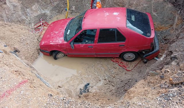 Kozan'da çukura düşen otomobilin sürücüsü yaralandı
