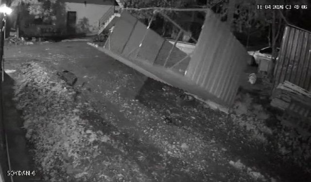 Kuvvetli fırtınanın tavuk kümesini uçurduğu o anlar kamerada