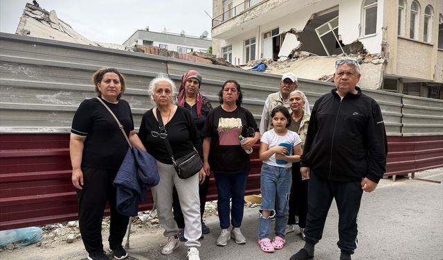 Mersin'de bina yıkımı sırasında hasar gören yandaki apartmanın sakinleri çözüm bekliyor