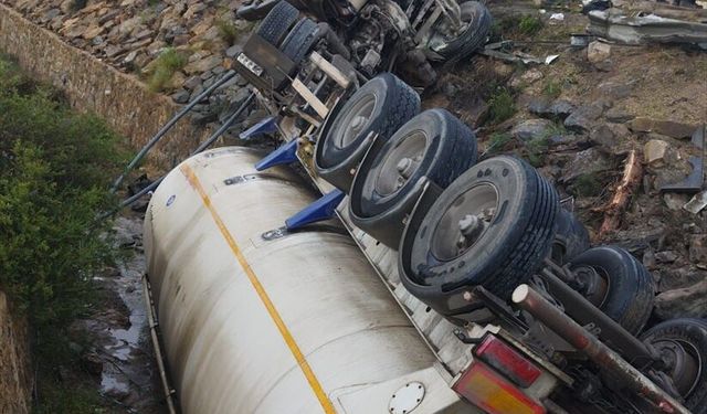 Mersin'de kanala devrilen tankerde sıkışan sürücüyü itfaiye kurtardı