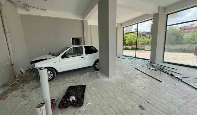 Osmaniye'de kontrolden çıkan otomobil dükkana girdi: 1 yaralı