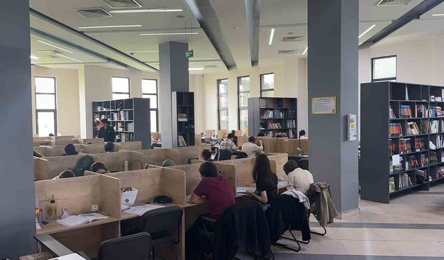 Osmaniye'de öğrenciler kitap kafede hem ders çalışıyor hem sosyalleşiyor