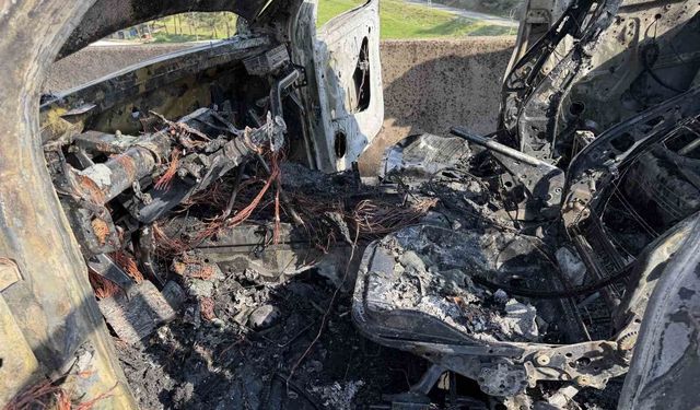 Osmaniye'de pikap alev alev yandı, sürücü son anda kurtuldu