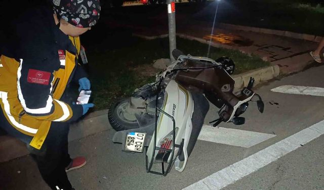 Otomobil ile çarpışan motosikletli acı içinde yerde kaldı