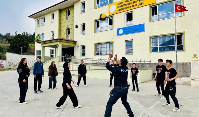 Pozantı'da polis, lise öğrencileriyle voleybol oynadı