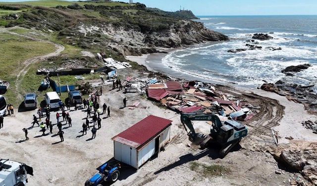 Sahil kenarındaki kaçak yapıların yıkımı sürüyor
